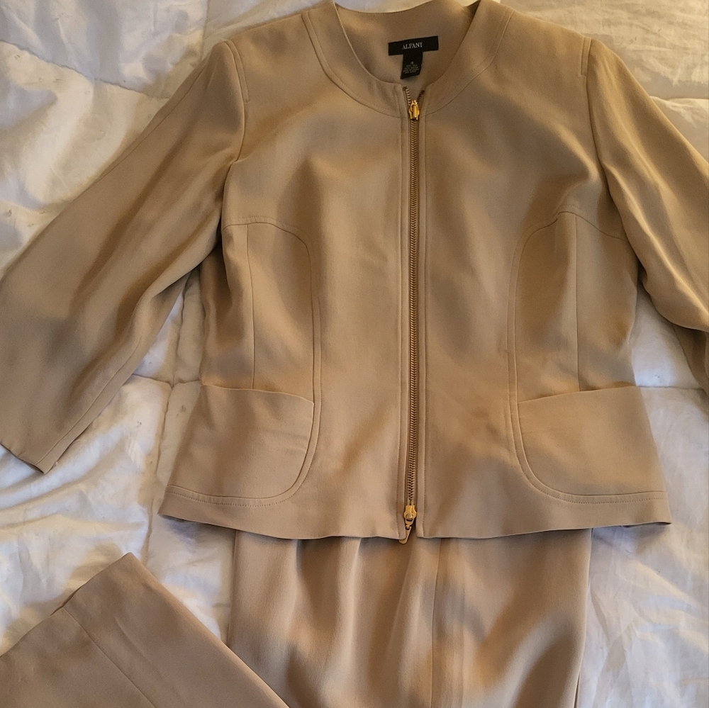 Alfani pant suit .pant is size 6 blazer size 4 silk tan/kaki nwot